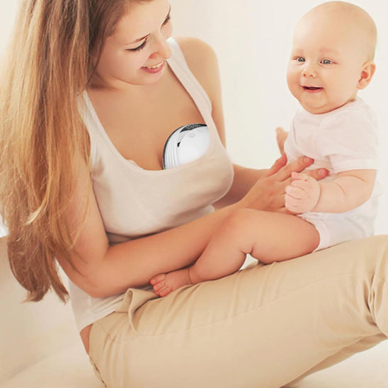 femme bebe souriant tire lait sous vetement amusement